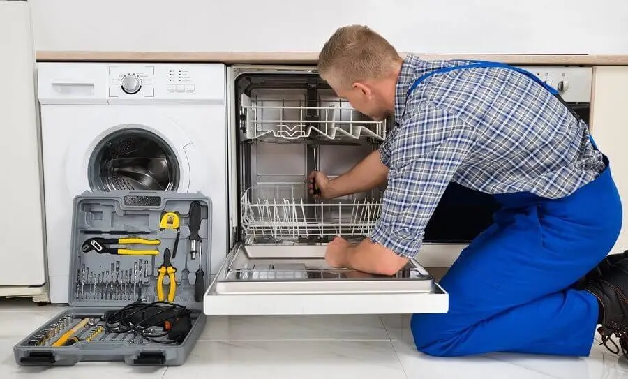 Erenler Electrolux servisi teknisyen ekibi beyaz eşya tamiri yaparken